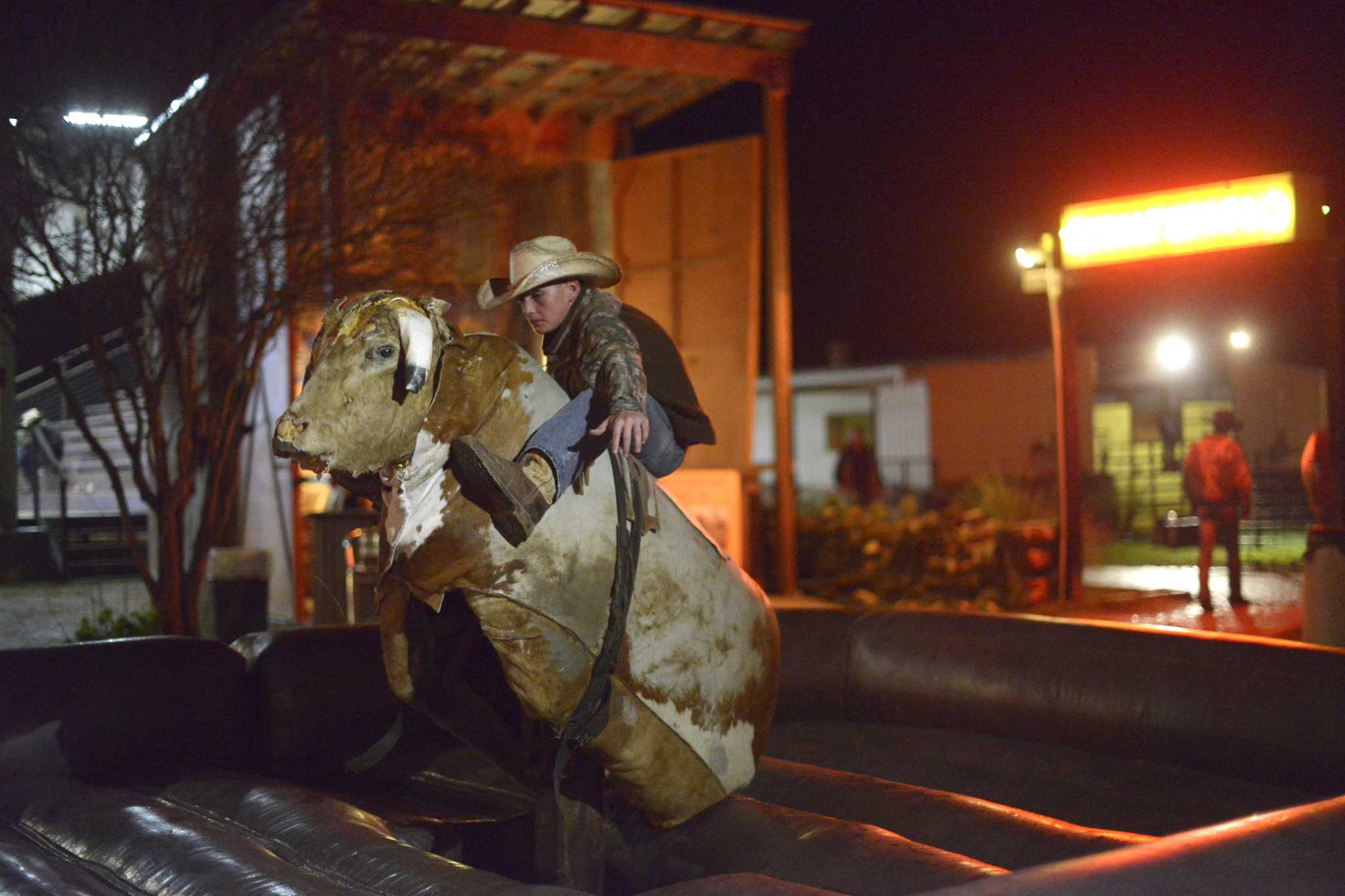 Bulverde rodeo draws cowboys and steak fans