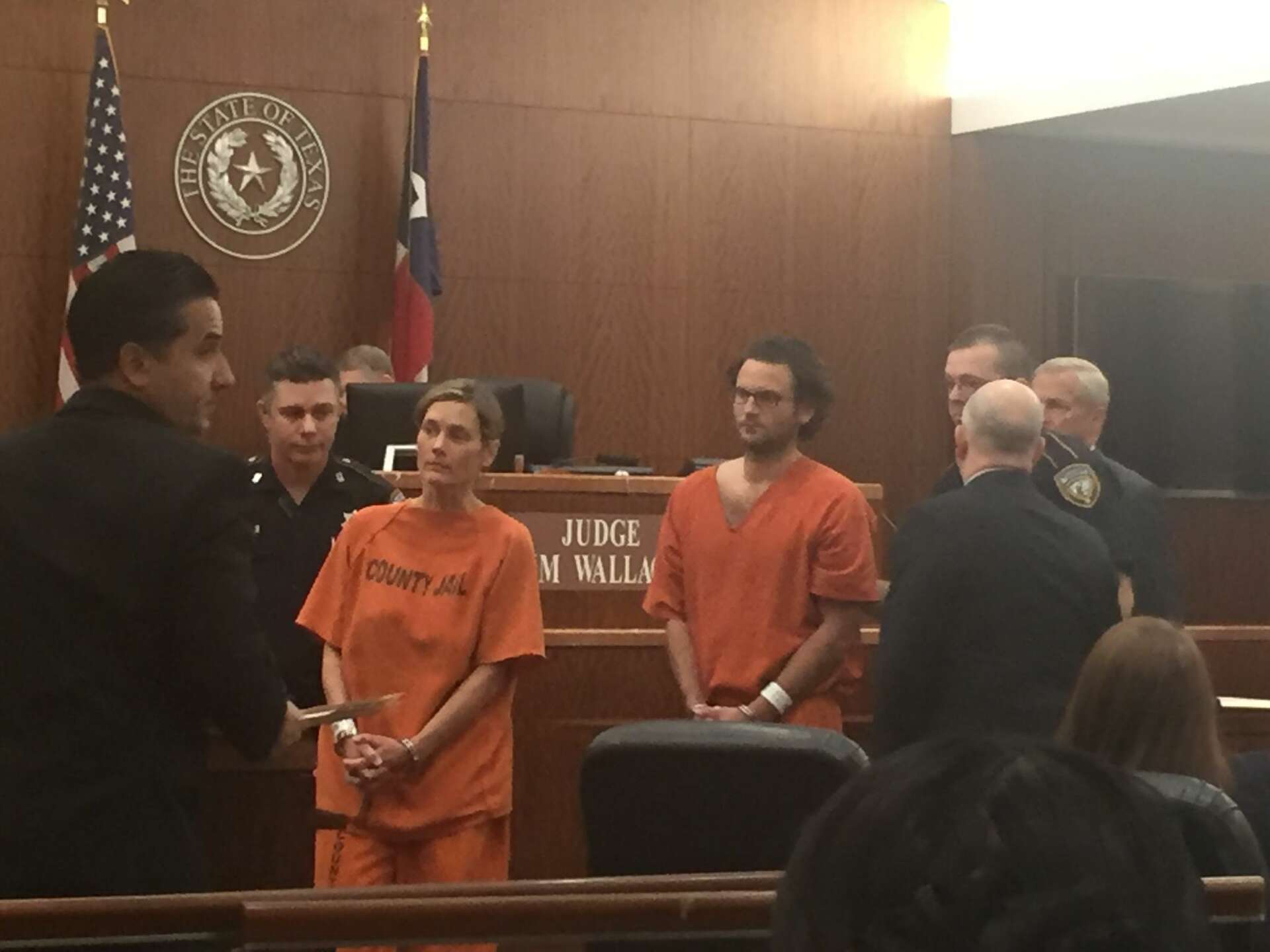 Veterinarian accused in murderforhire left notes before jumping to