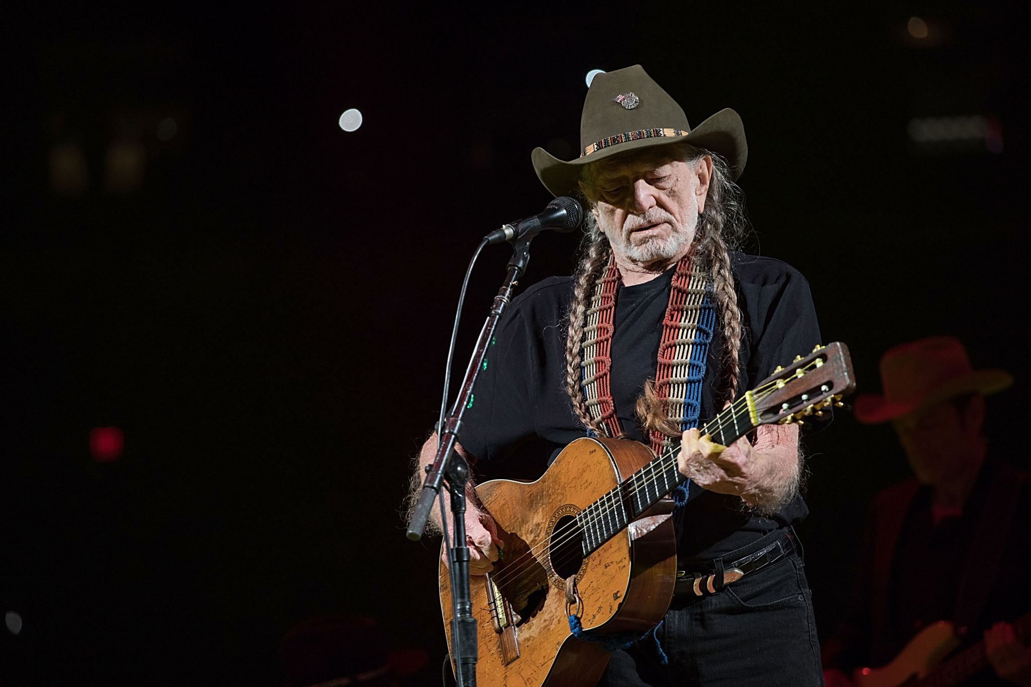 Yes, Willie Nelson is still playing RodeoHouston