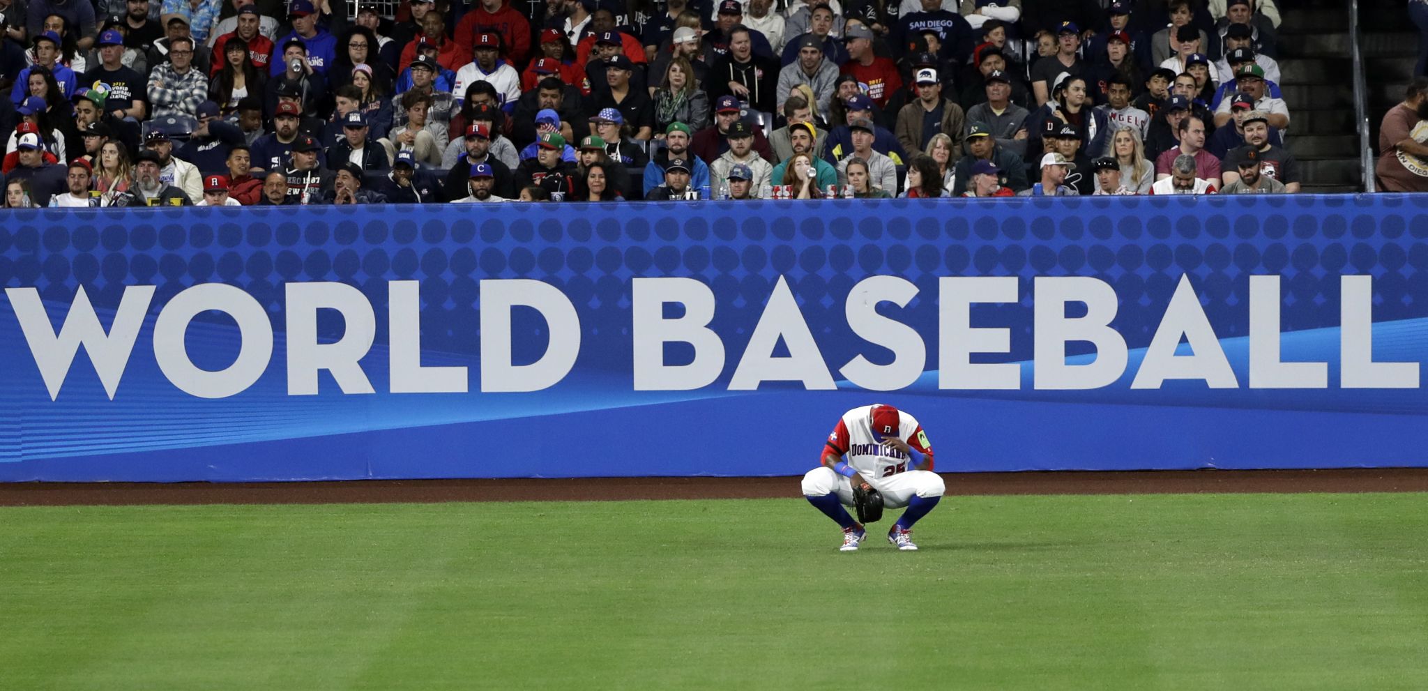 Adam Jones' epic leap helps send US into WBC semifinals - 6abc