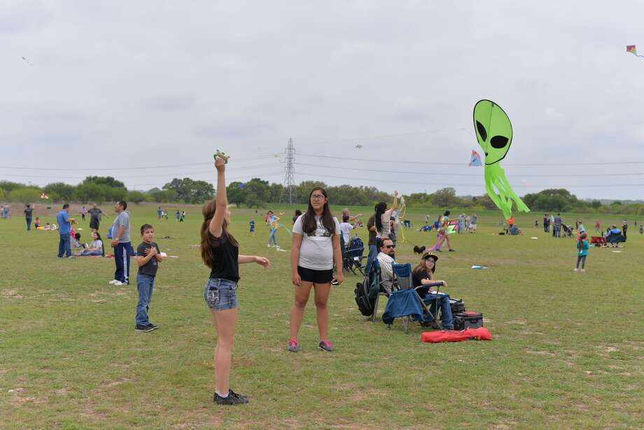 S.A. dog lovers, kite enthusiasts head outside for the Fest of Tails