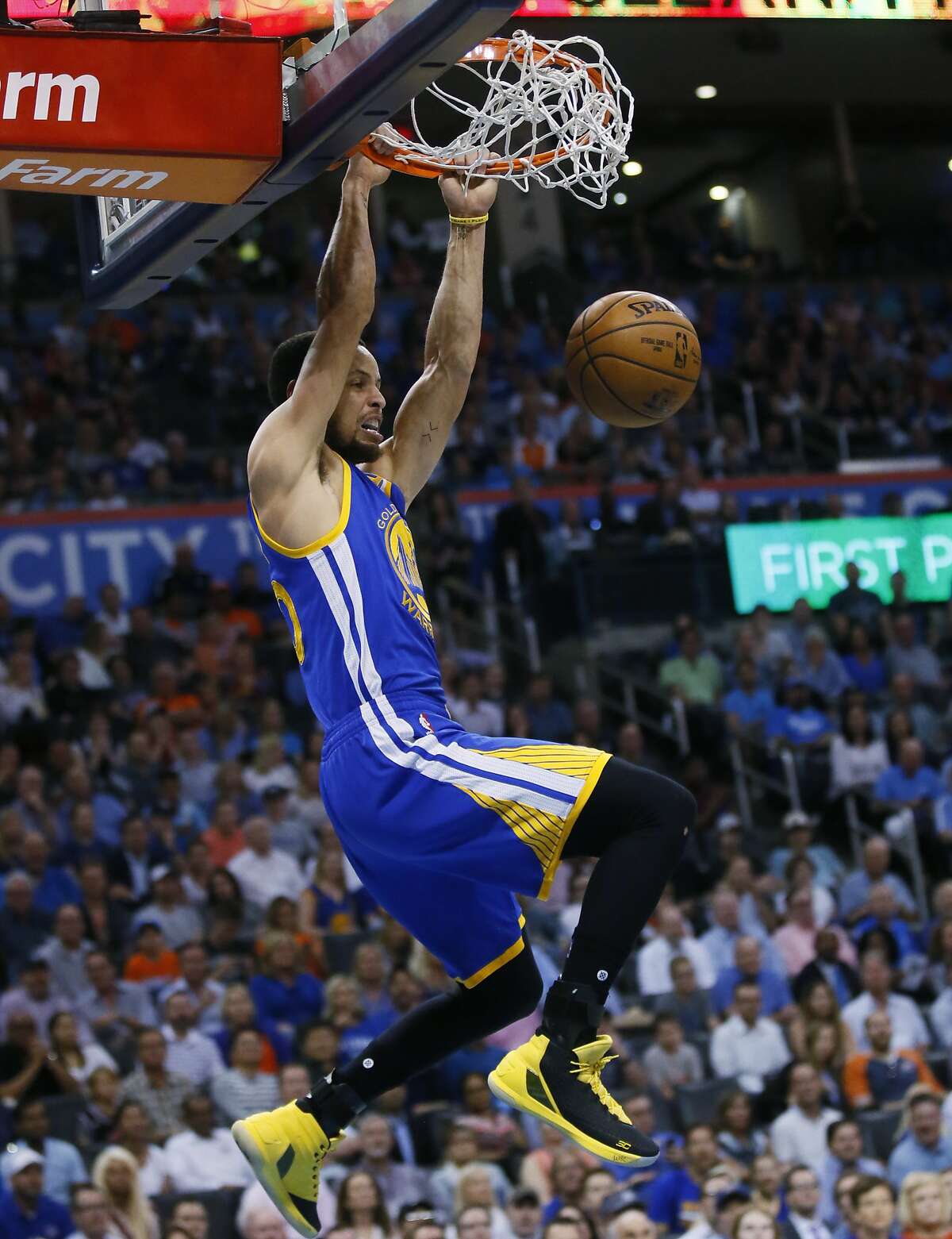 Golden State Warriors guard Stephen Curry dunks during the first quarter of an NBA basketball game against the Oklahoma City Thunder in Oklahoma City, Monday, March 20, 2017. (AP Photo/Sue Ogrocki)