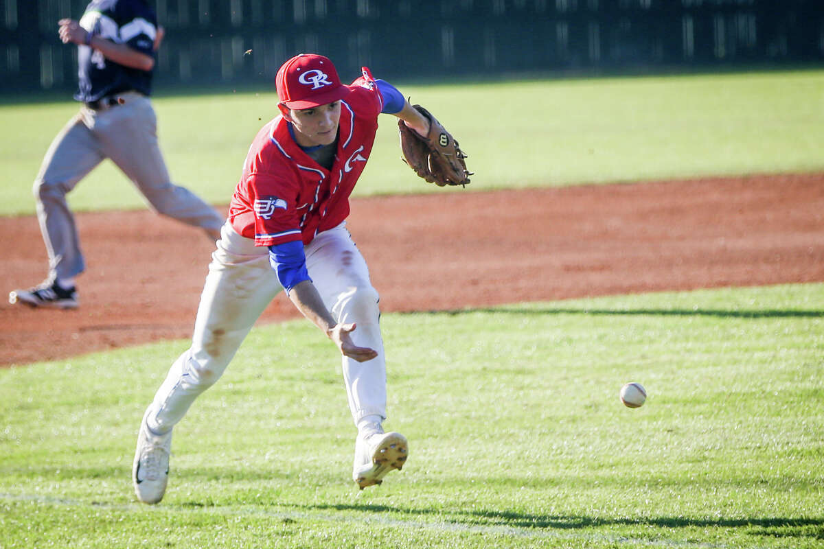 Oak Ridge's Ryan Eshelman (14) fields the ball during the varsity baseball game against College Park on Tuesday, March 21, 2017, at Oak Ridge High School. (Michael Minasi / Chronicle)