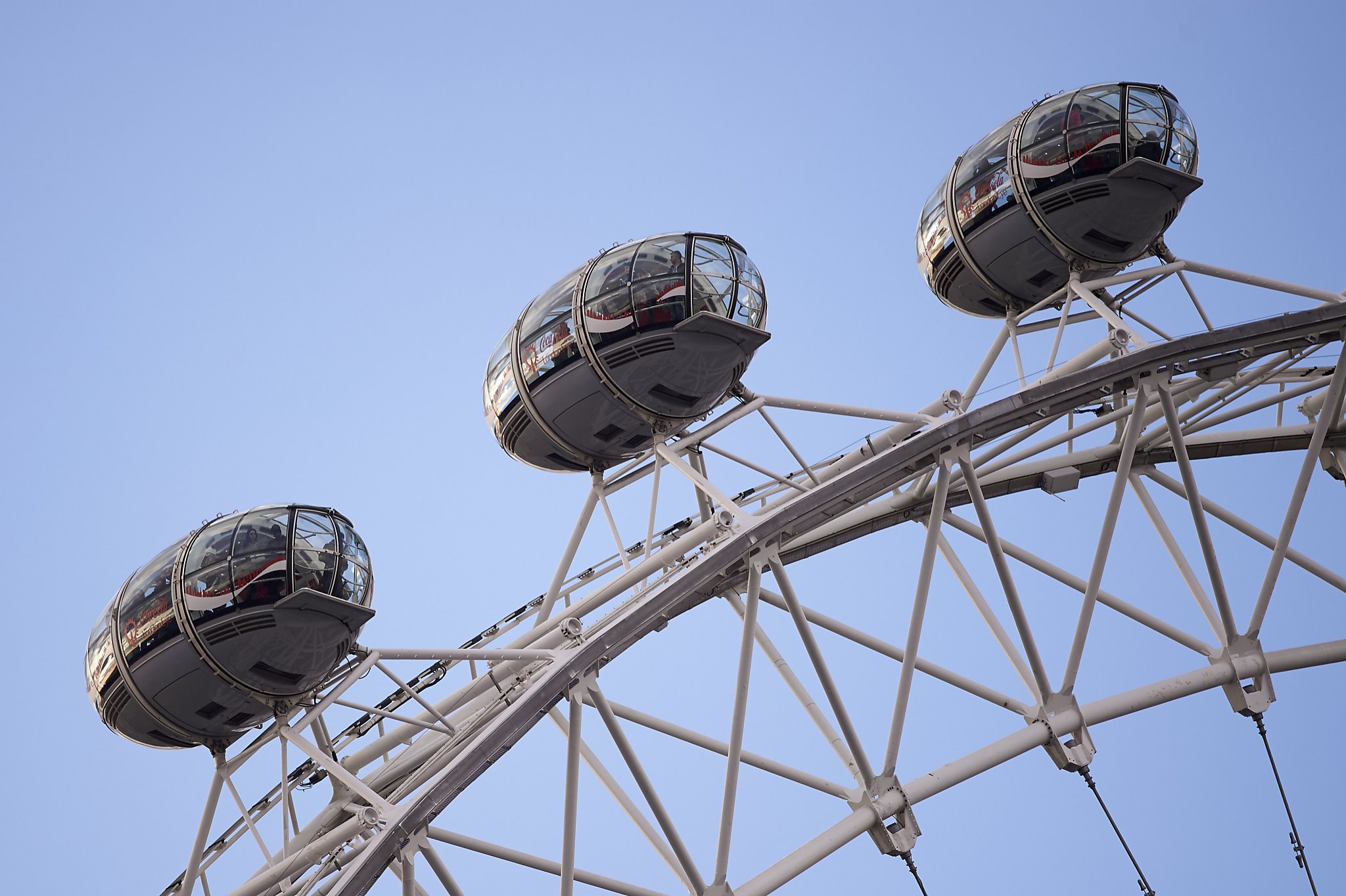 Hundreds stuck in mid-air on London Eye, London