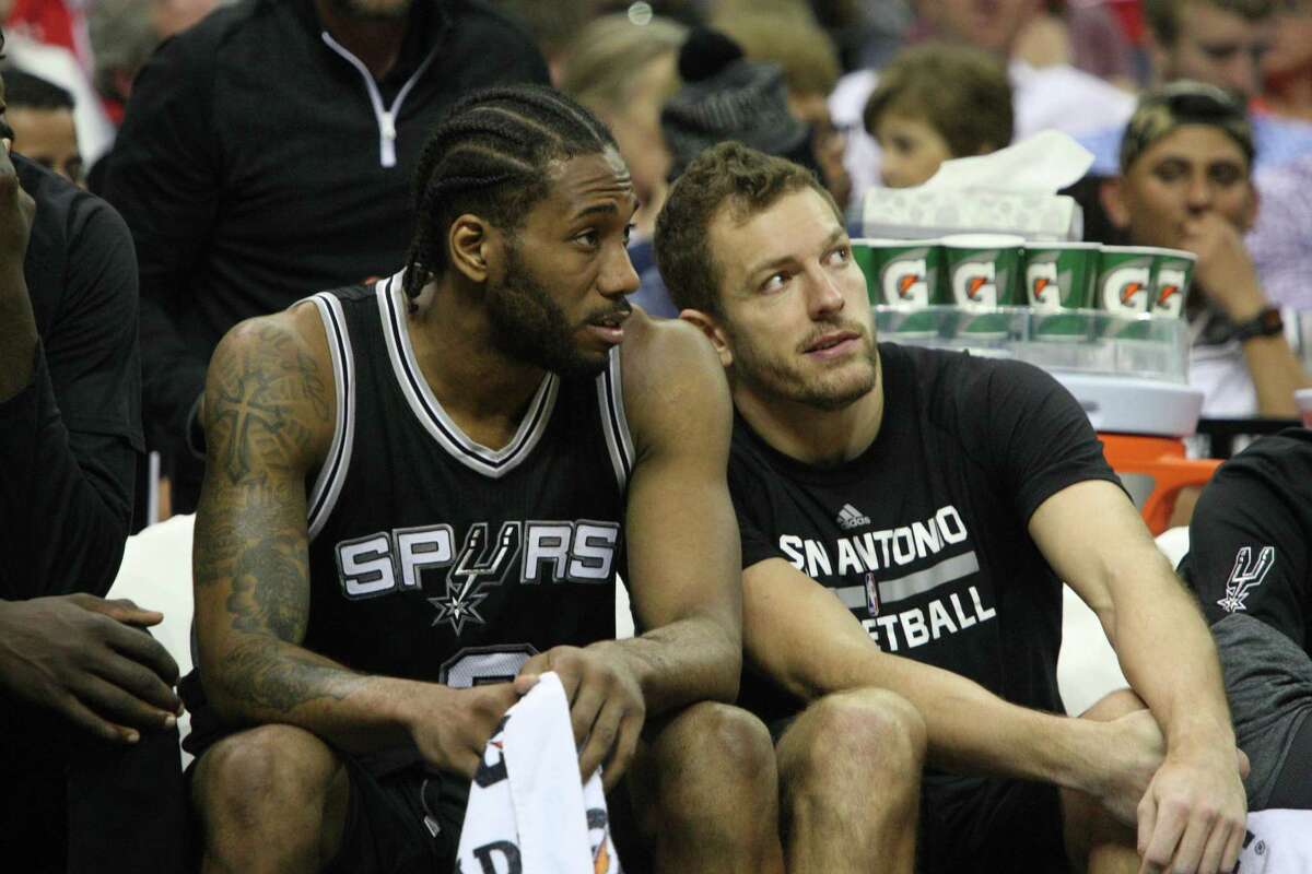 Spurs’ Kawhi Leonard and teammate David Lee watch the close second half against the Grizzlies on March 18, 2017, in Memphis, Tenn.