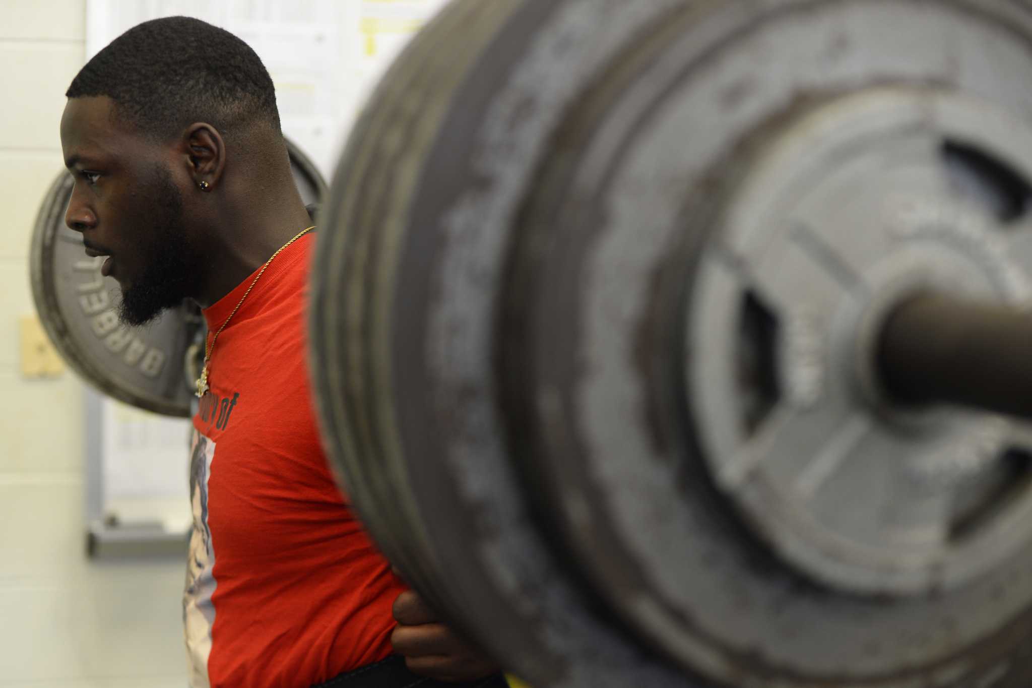 Reds lift weights in dugout before game