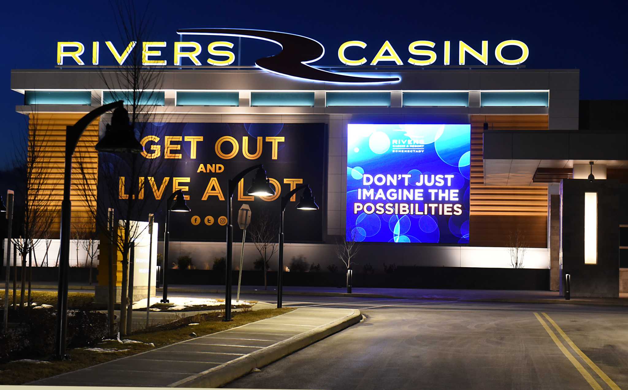 restaurants near rivers casino il