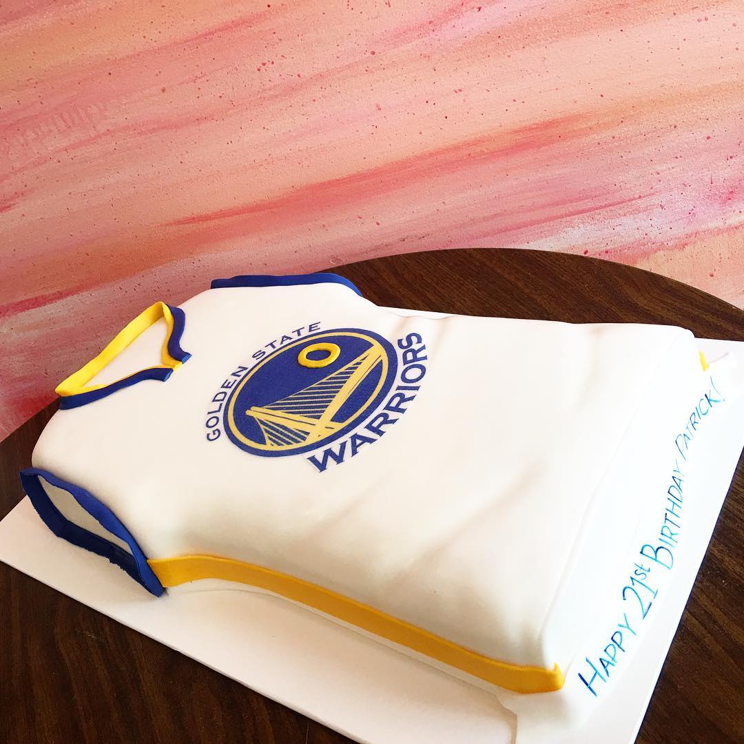 A mini birthday cake for a Golden State Warriors fan.