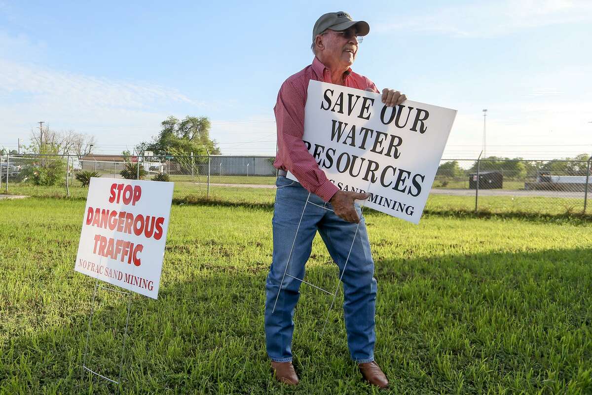 Larry Bartek puts up signs outside VFW Post 6970 in Poteet on Thursday, March 23, 2017 before the start of a community meeting there to discuss Pennsylvania based Preferred Sands plans to create a mine and plant that could process 300-400 tons of sand per hour through a Texas company, Sand Minding of Texas LLC, that it set up in the fall.