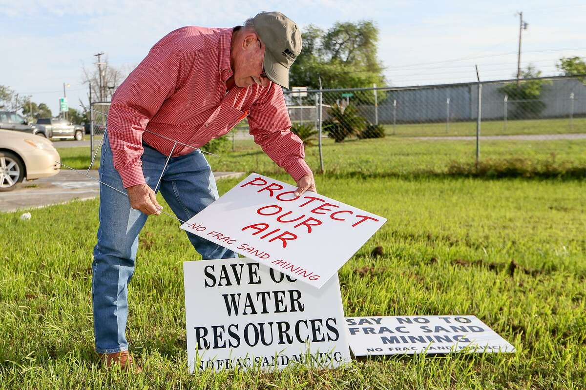 Larry Bartek puts up signs outside VFW Post 6970 in Poteet on Thursday, March 23, 2017 before the start of a community meeting there to discuss Pennsylvania based Preferred Sands plans to create a mine and plant that could process 300-400 tons of sand per hour through a Texas company, Sand Minding of Texas LLC, that it set up in the fall.
