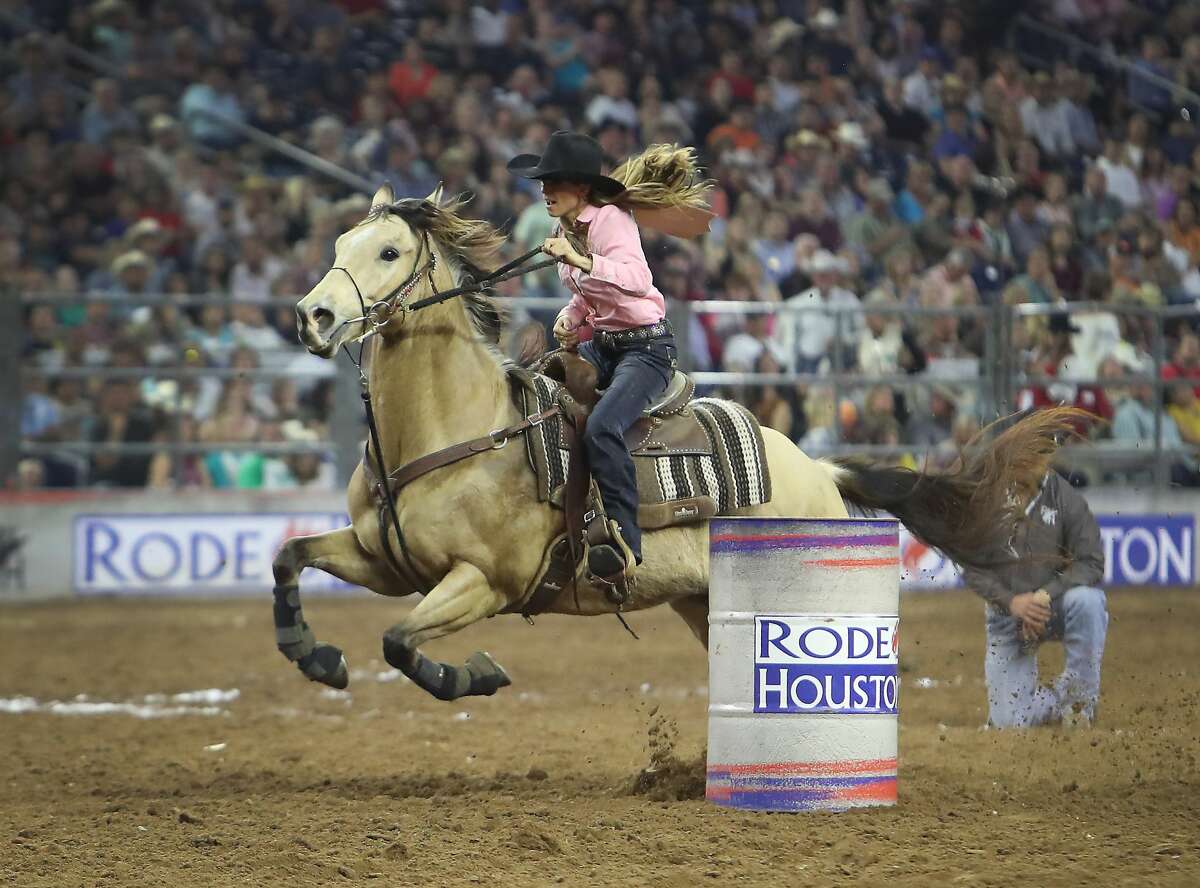 Kassie Mowry dominates barrel racing at RodeoHouston