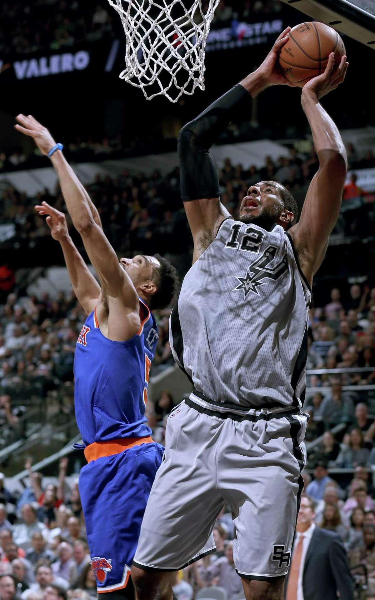 Spurs’ LaMarcus Aldridge grabs a rebound around the New York Knicks’ Courtney Lee during second half action on March 25, 2017 at the AT&T Center.