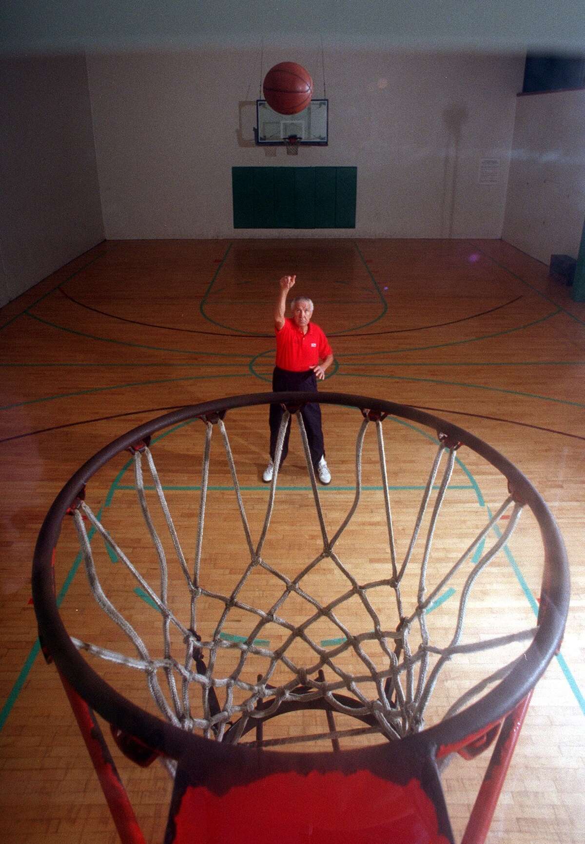 Podiatrist who set free throws world record dies at 94