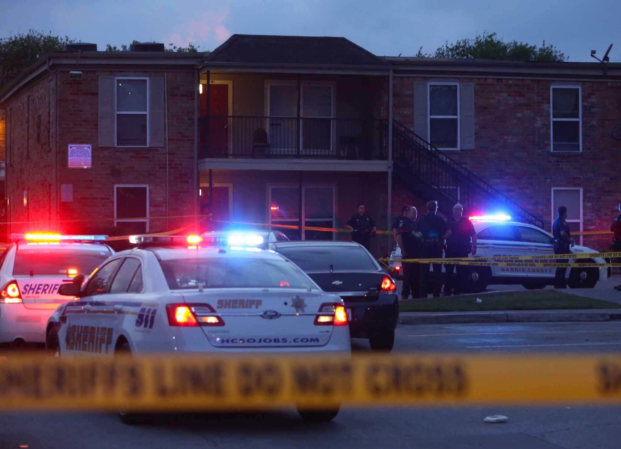 2 dead, 4 injured in northeast Houston shooting