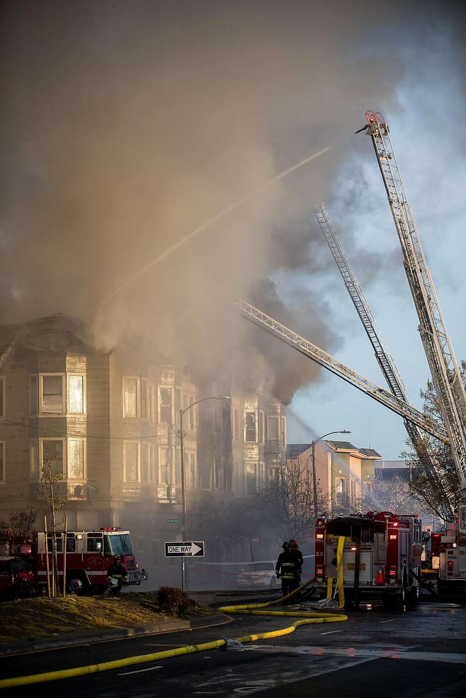 3 People Killed As Fire Burns Troubled Oakland Building - SFChronicle.com