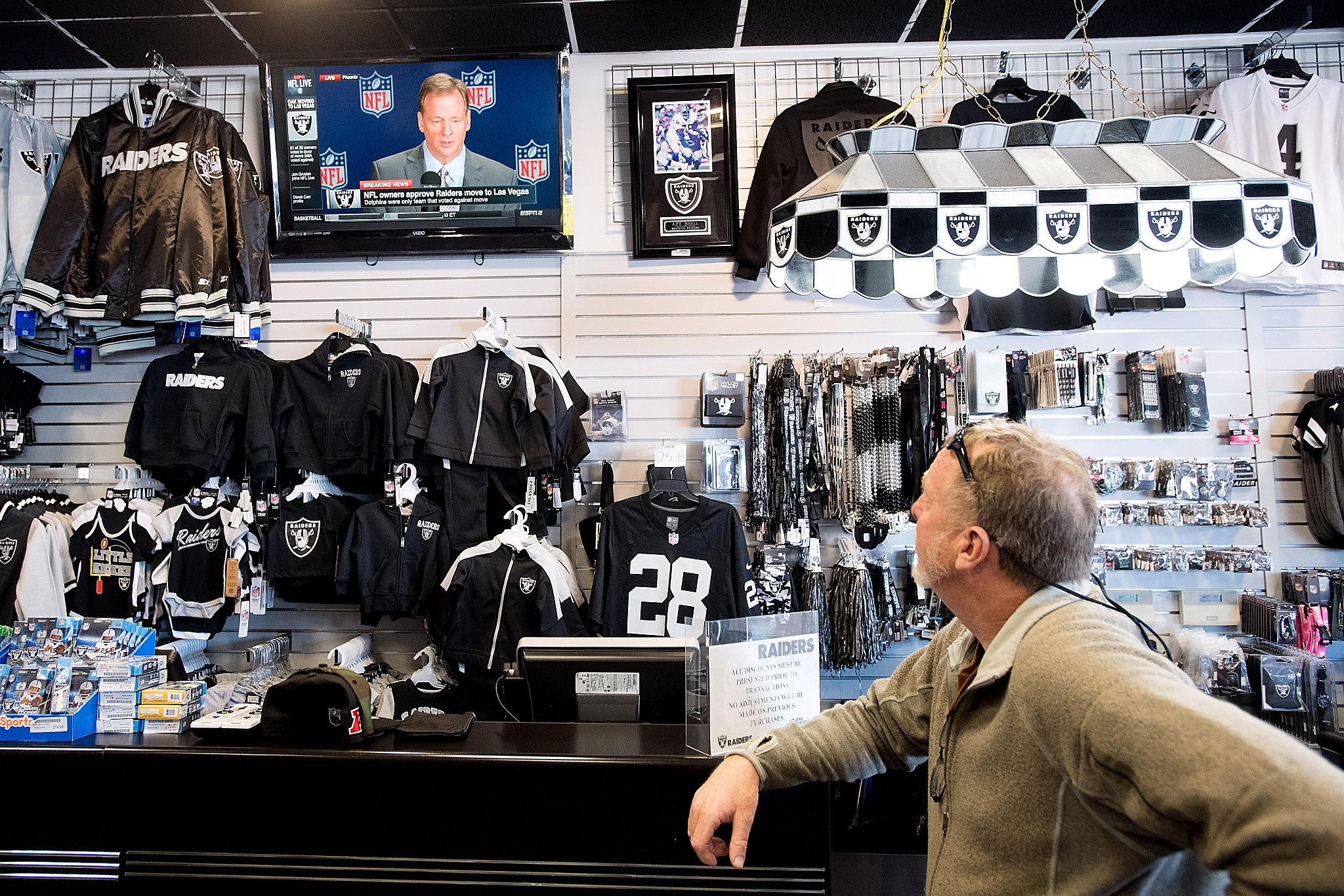 NFL owners approve Raiders' move from Oakland to Las Vegas