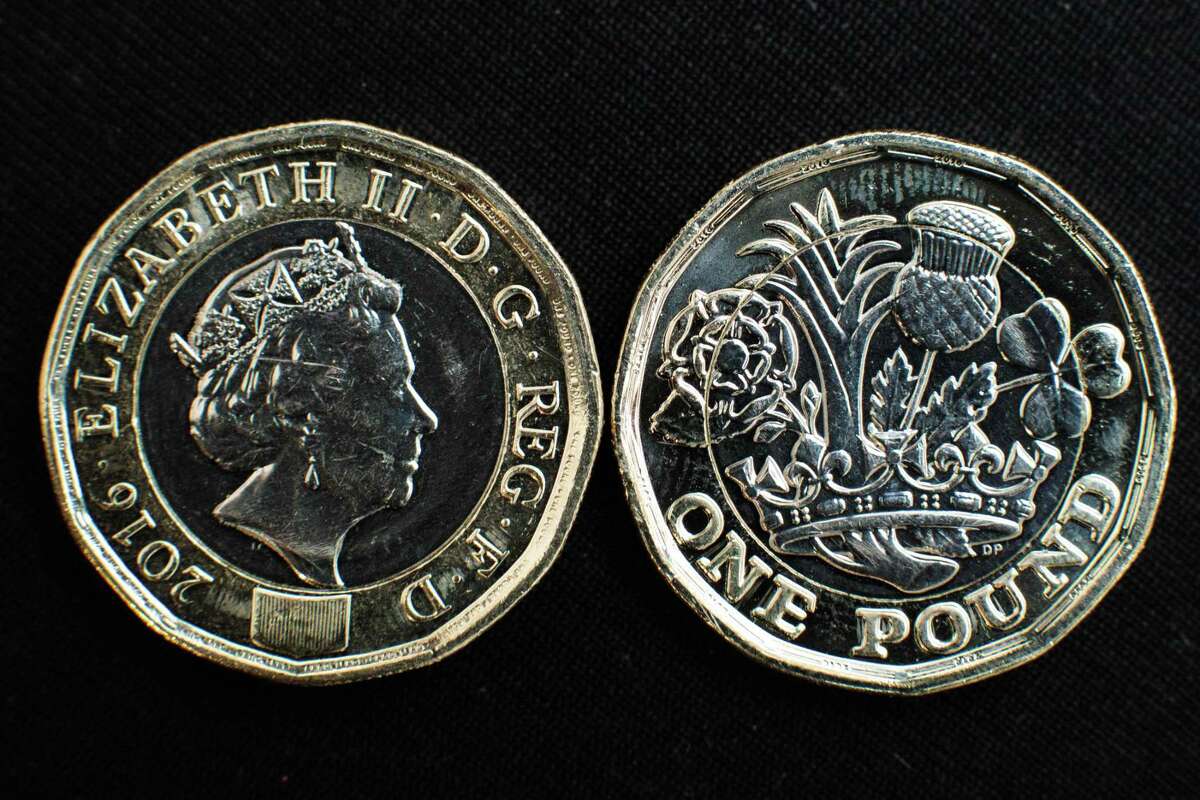 The front and back of the newly issued pound coin is displayed.