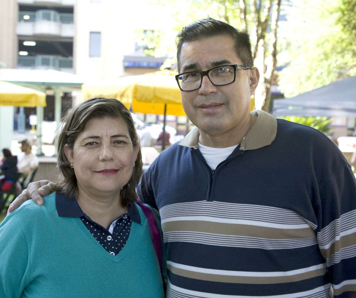 Manuel Rodríguez y Rosi Carrillo em el Laredo Farmers Market.