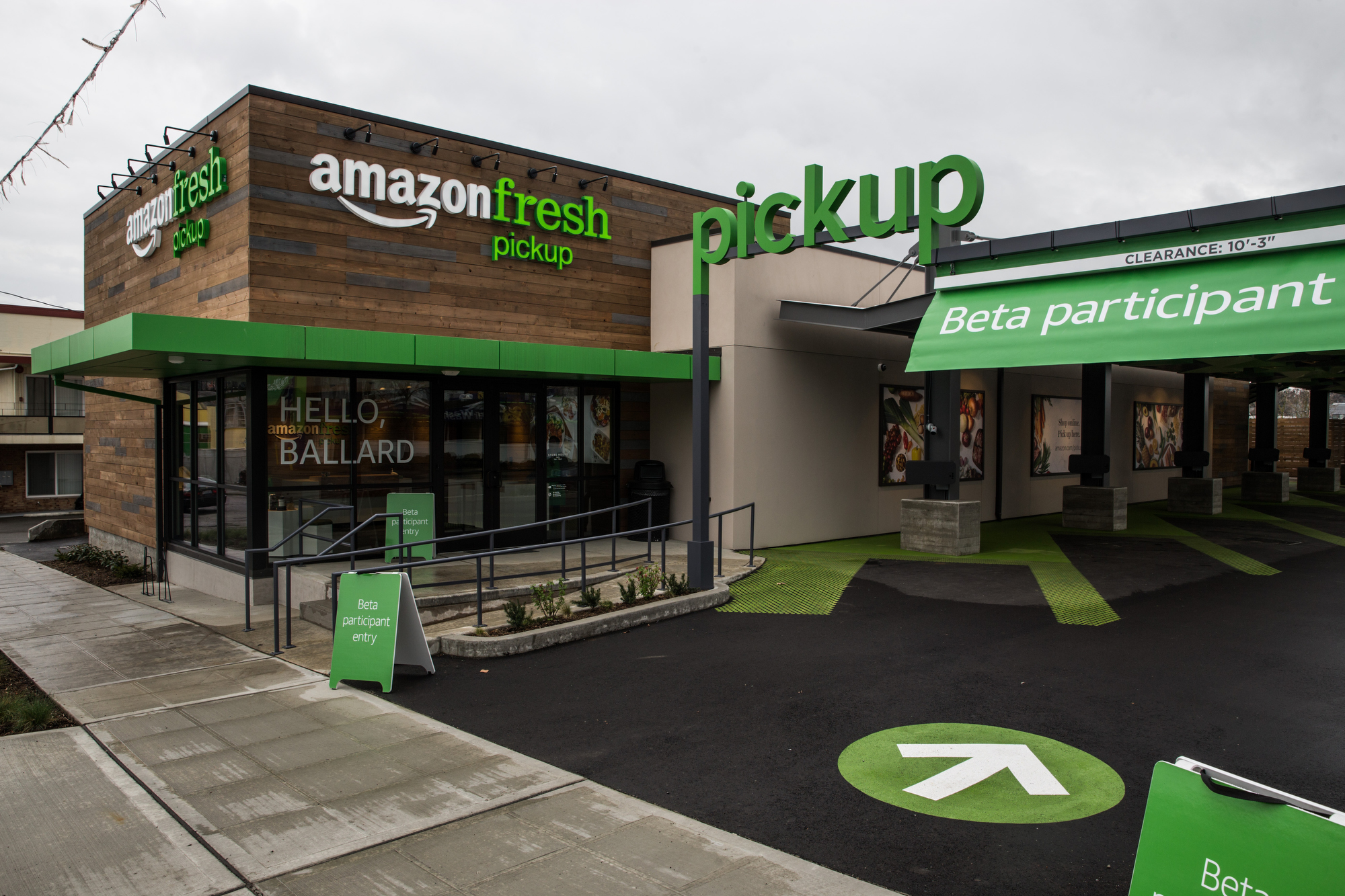 Amazon unveils new Seattle stores, grocery pickup service