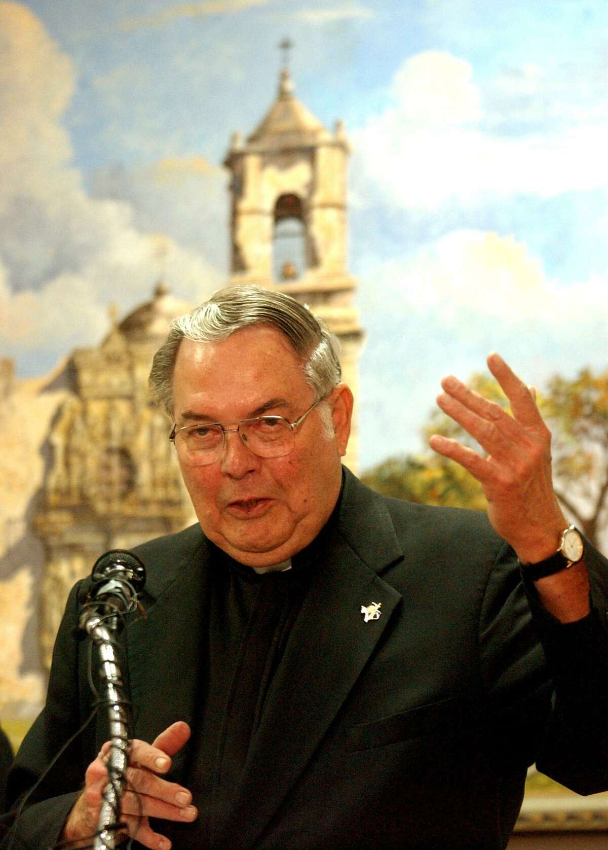 Monsignor Lawrence Stuebben, vicar general of the Archdiocese of San Antonio, speaks about the archdiocese's ad hoc committee on sexual abuse during a press conference at the chancery on Tuesday, Oct. 1, 2002. BILLY CALZADA / STAFF