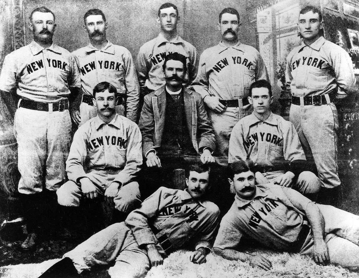 纽约——1888年。1888年赛季，国家联盟的纽约巨人棒球队在纽约市的一个工作室与他们的官员合影。(图片来源:Mark Rucker/Transcendental Graphics, Getty Images)