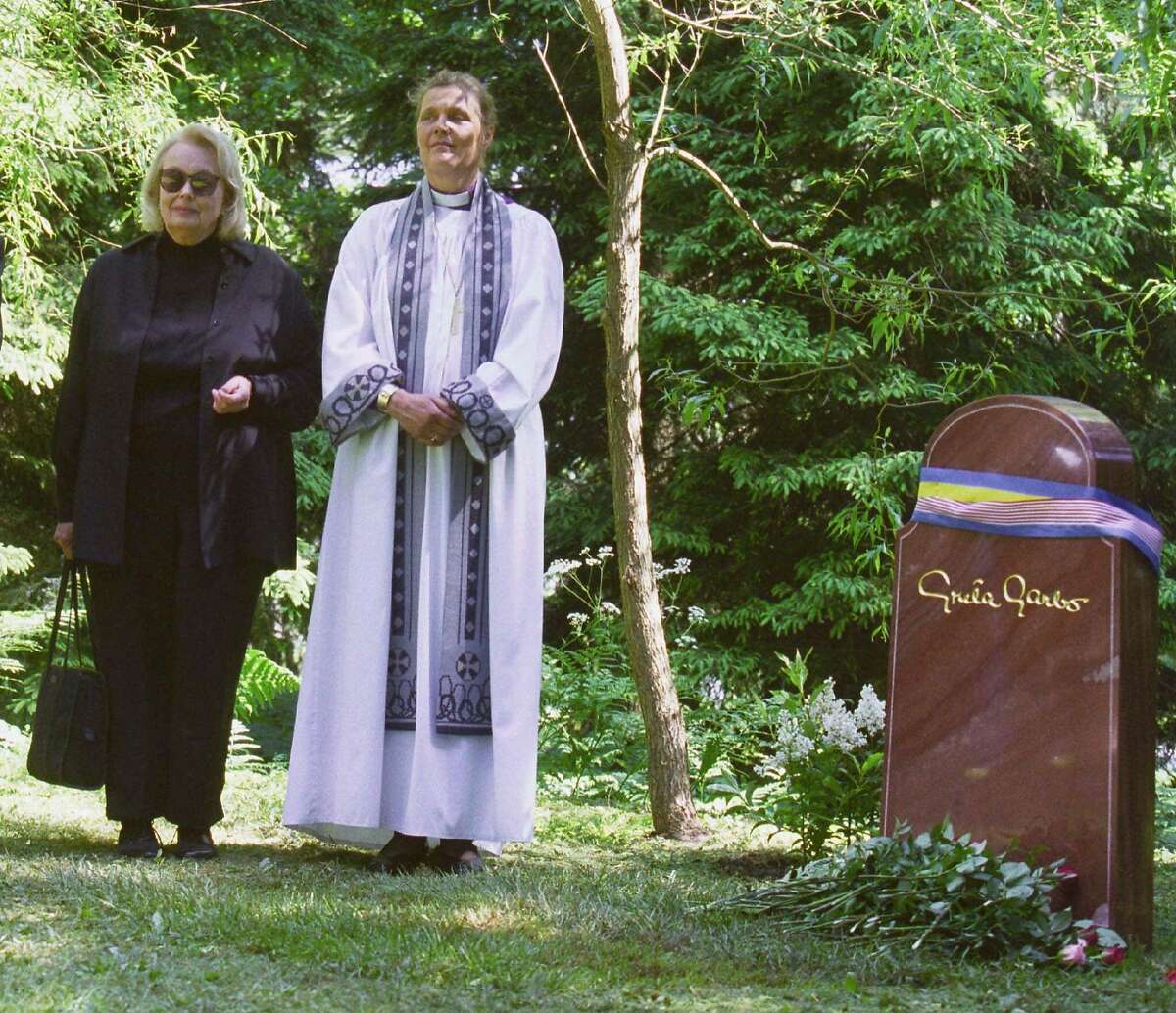 Gray Reisfield, left, and Bishop Caroline Krook stand next to the tombstone of Greta Garbo after the memorial service at the Woodland Cemetery in Stockholm, Sweden, Thursday June 17, 1999. Greta Garbo's ashes were interred in the Woodlands Cemetery Wednesday. Gray Reisfield is the niece and only heir of the 1930s Hollywood film legend. (AP photo/Pressens Bild/Tobias Rostlund) SWEDEN OUT MAGAZINES OUT NO SALES TV OUT