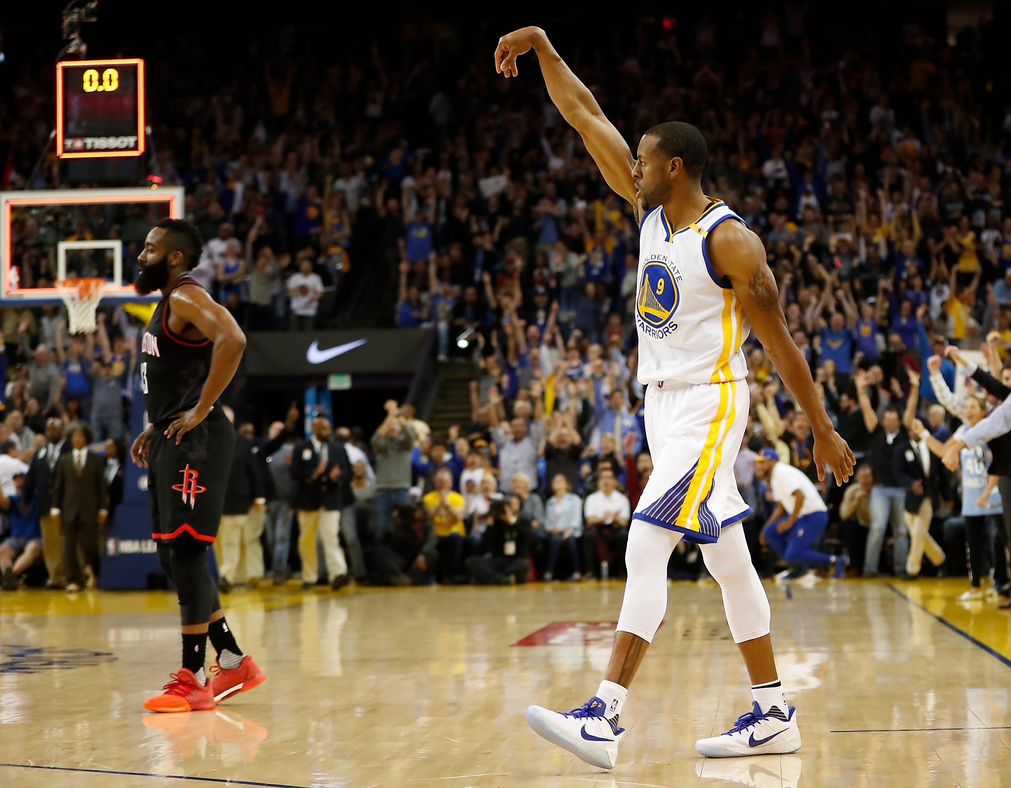 Perfect 10: Warriors Keep Streak Alive With Win Over Rockets