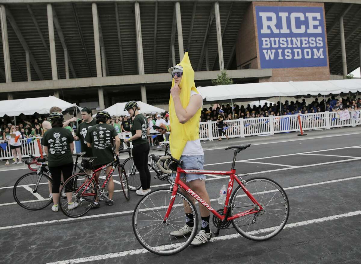 Beer, bikes and alumni Rice takes to track for friendly competition