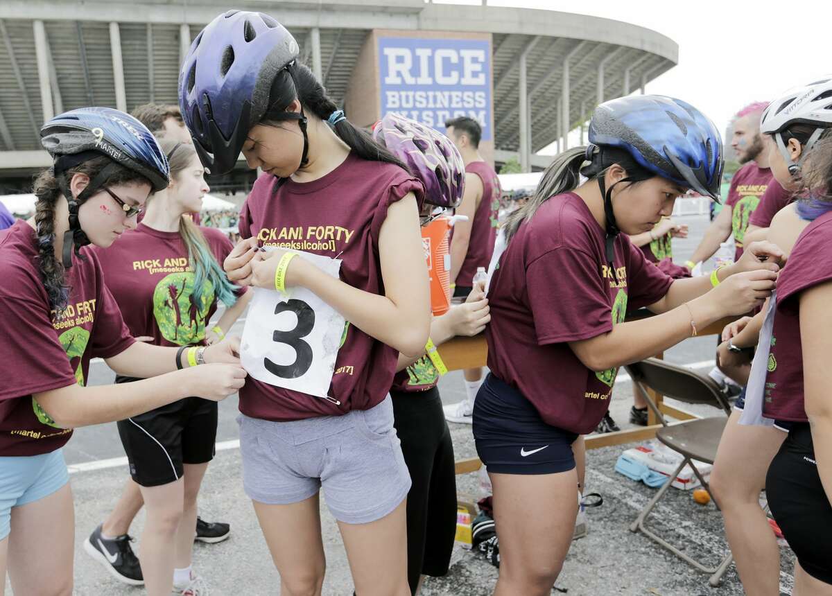 Beer, bikes and alumni Rice takes to track for friendly competition