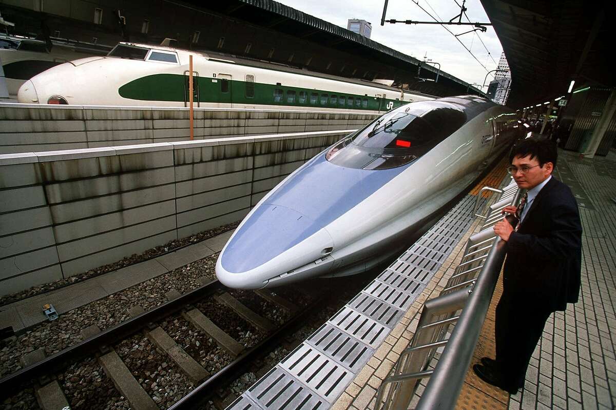 (KRT6) KRT TRAVEL STORY SLUGGED: BULLET KRT PHOTOGRAPH BY BRUCE STRONG/ORANGE COUNTY REGISTER (August 28) A passenger checks out the Nozomi Bullet train which travels between Osaka and Tokyo, Japan. (OC) AP PL KD BL 2000 (Horiz) (lde) (Additional photos available on KRT Direct, KRT/PressLink or upon request) -- NO MAGS, NO SALES --