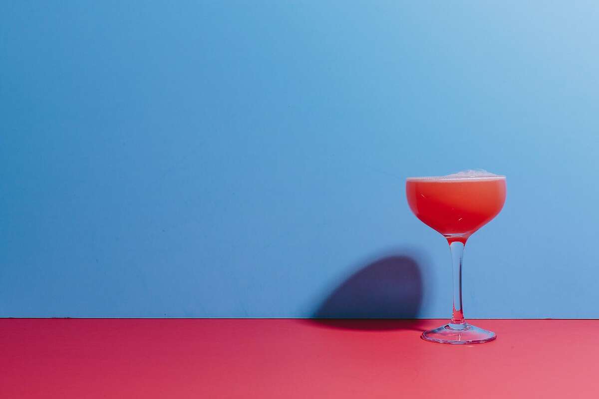 粉红色的饮料是对于女性来说,大众酒精行业试图让我们相信的。