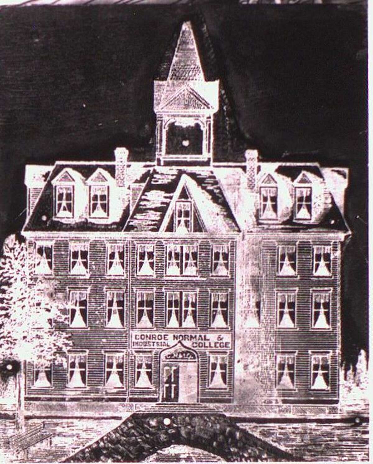 The main building of Conroe Normal and Industrial College on 10th Street in Conroe. Today only the Calhoun-Edwards Building remains.