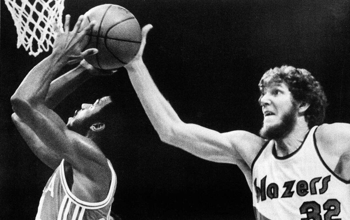 1977-78 While many people these days know Bill Walton mostly as a bombastic broadcaster, he was one of the game’s greatest big men before foot injuries derailed his career. In 1977-78, Walton San Antonio’s George Gervin by just 15.5 points. The “Iceman” tied for the scoring lead with 27.2 points per game to Walton’s 18.9, but the latter added 13.2 rebounds and 5 assists per game to Gervin’s 5.1 and 3.7.