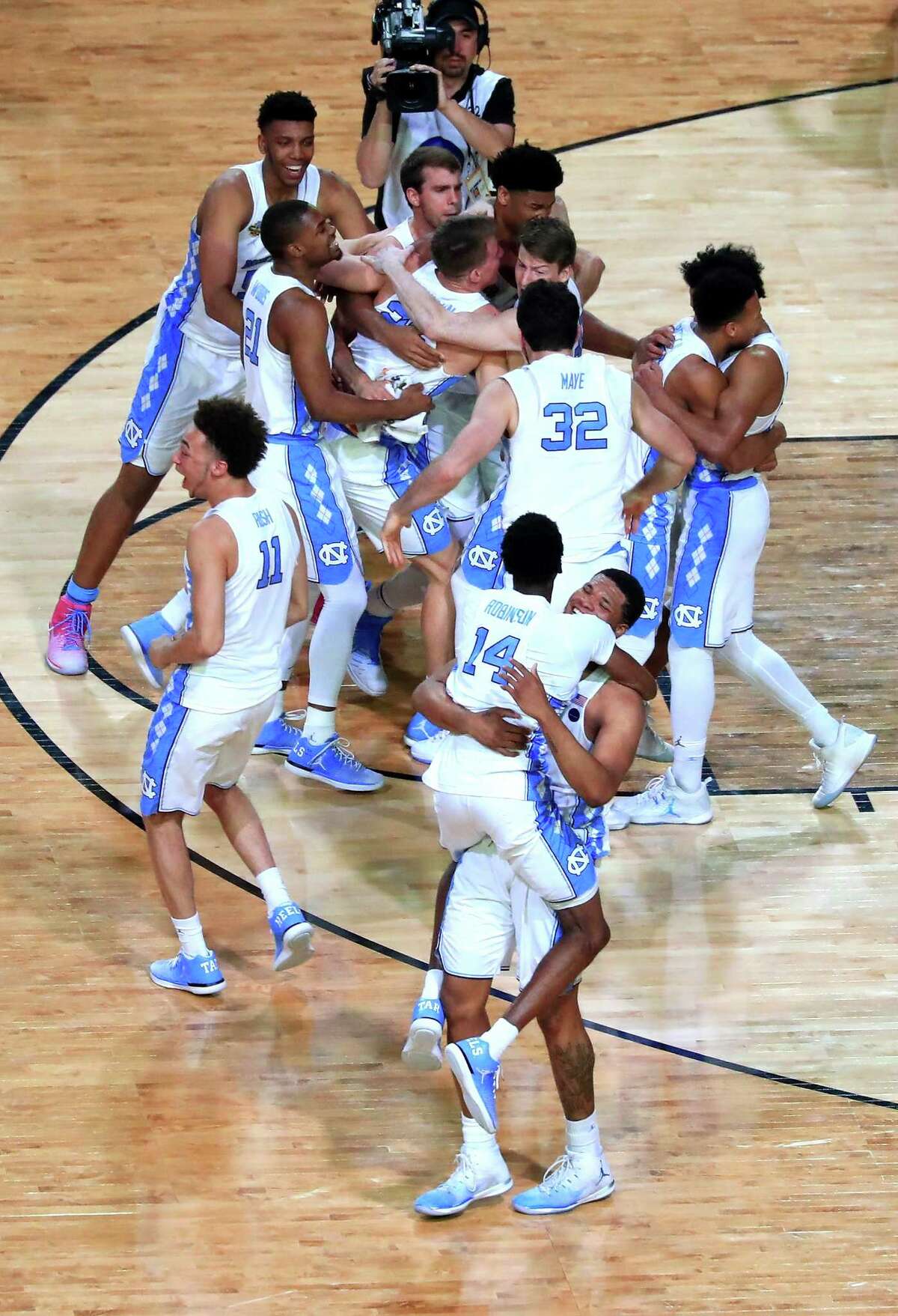 GLENDALE, AZ - APRIL 03: The North Carolina Tar Heels celebrate after defeating the Gonzaga Bulldogs during the 2017 NCAA Men's Final Four National Championship game at University of Phoenix Stadium on April 3, 2017 in Glendale, Arizona. The Tar Heels defeated the Bulldogs 71-65. (Photo by Christian Petersen/Getty Images) ORG XMIT: 686518941