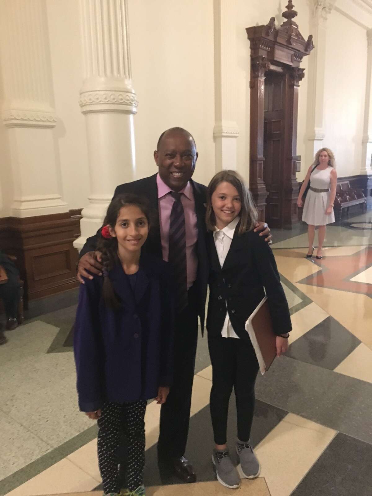 Houston mayor Sylvester Turner crosses paths with Bag Free Bayous' founders Lila Mankad (left) and Caoilin Krathaus (right) at the Texas state capitol.