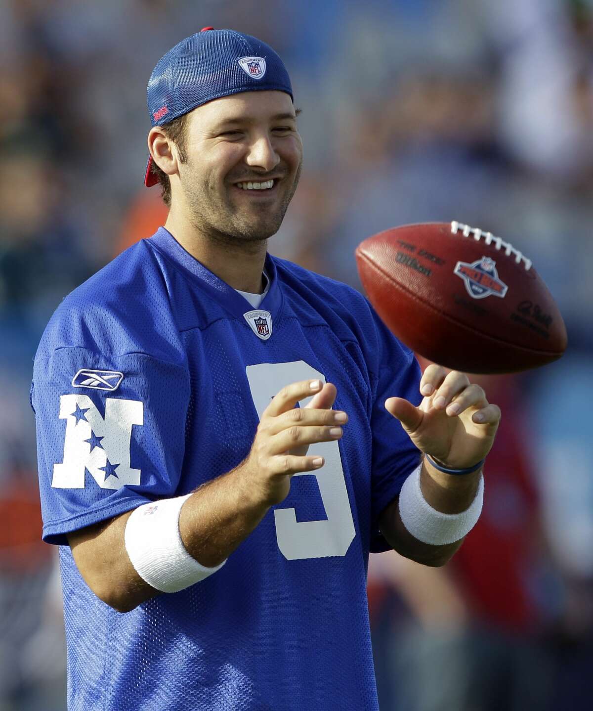 Dallas Cowboys quarterback Tony Romo catches a ball during a practice for the NFL football Pro Bowl Saturday, Jan. 30, 2010, in Fort Lauderdale, Fla. (AP Photo/David J. Phillip)