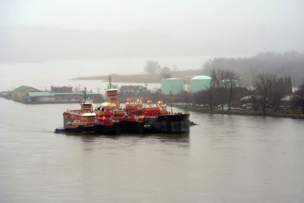 Barge freed after running aground in Hudson River