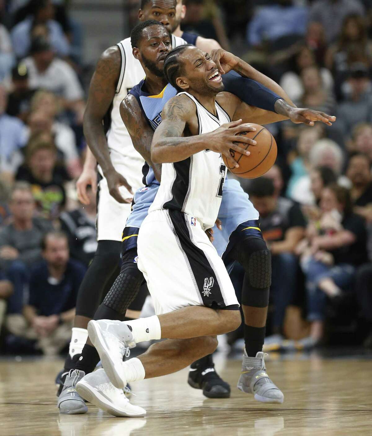Spurs’ Kawhi Leonard gets fouled by the Memphis Grizzlies’ JaMychal Green at the AT&T Center on April 4, 2017.