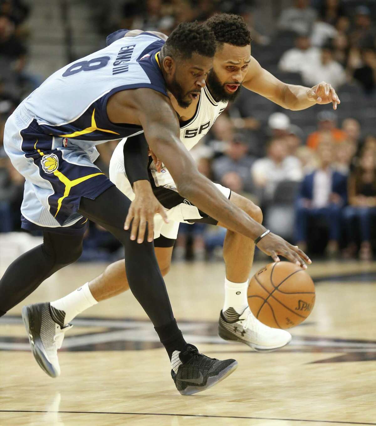 Spurs’ Patty Mills (8) scrambles for loose ball against the Memphis Grizzlies’ James Ennis III (8) on April 4, 2017.