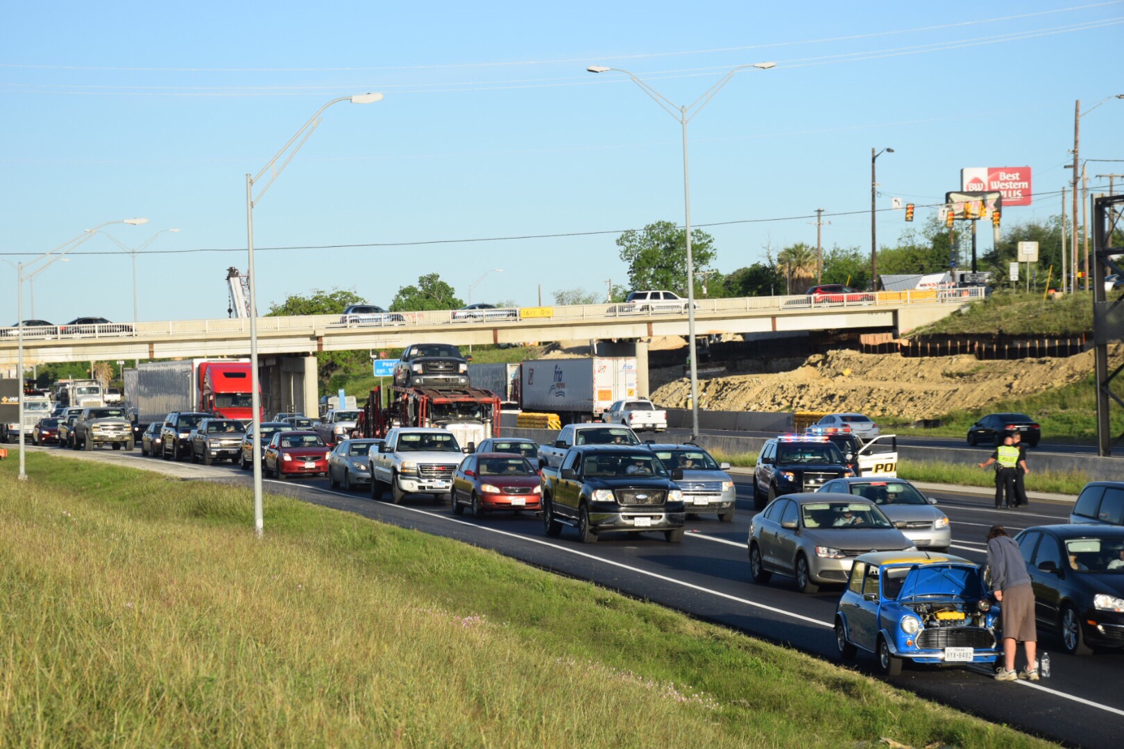 Wreck Involving Multiple Vehicles Shuts Down Lanes On I 35 Leaving Downtown