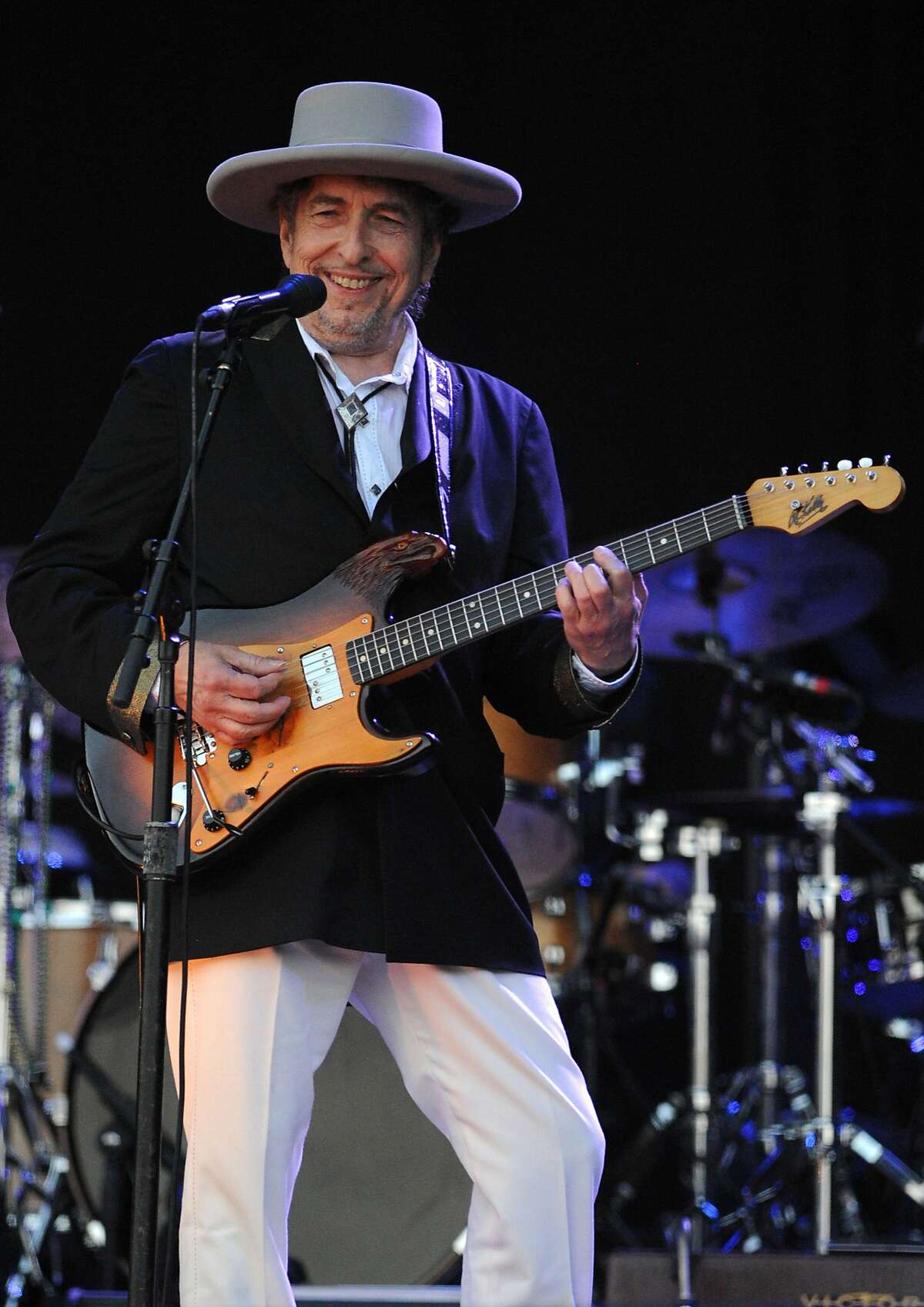(FILES) This file photo taken on July 22, 2012 shows US legend Bob Dylan performing on stage during the 21st edition of the Vieilles Charrues music festival in Carhaix-Plouguer, western France. Bob Dylan has hailed Amy Winehouse as the last great artist with an individual style as the rock legend shared his views on music in a rare interview. In a lengthy dialogue with writer Bill Flanagan posted on Dylan's website, the new winner of the Nobel Prize for Literature hailed the English soul singer who died in 2011 at age 27."She was the last real individualist around," Dylan said. / AFP PHOTO / Fred TANNEAUFRED TANNEAU/AFP/Getty Images