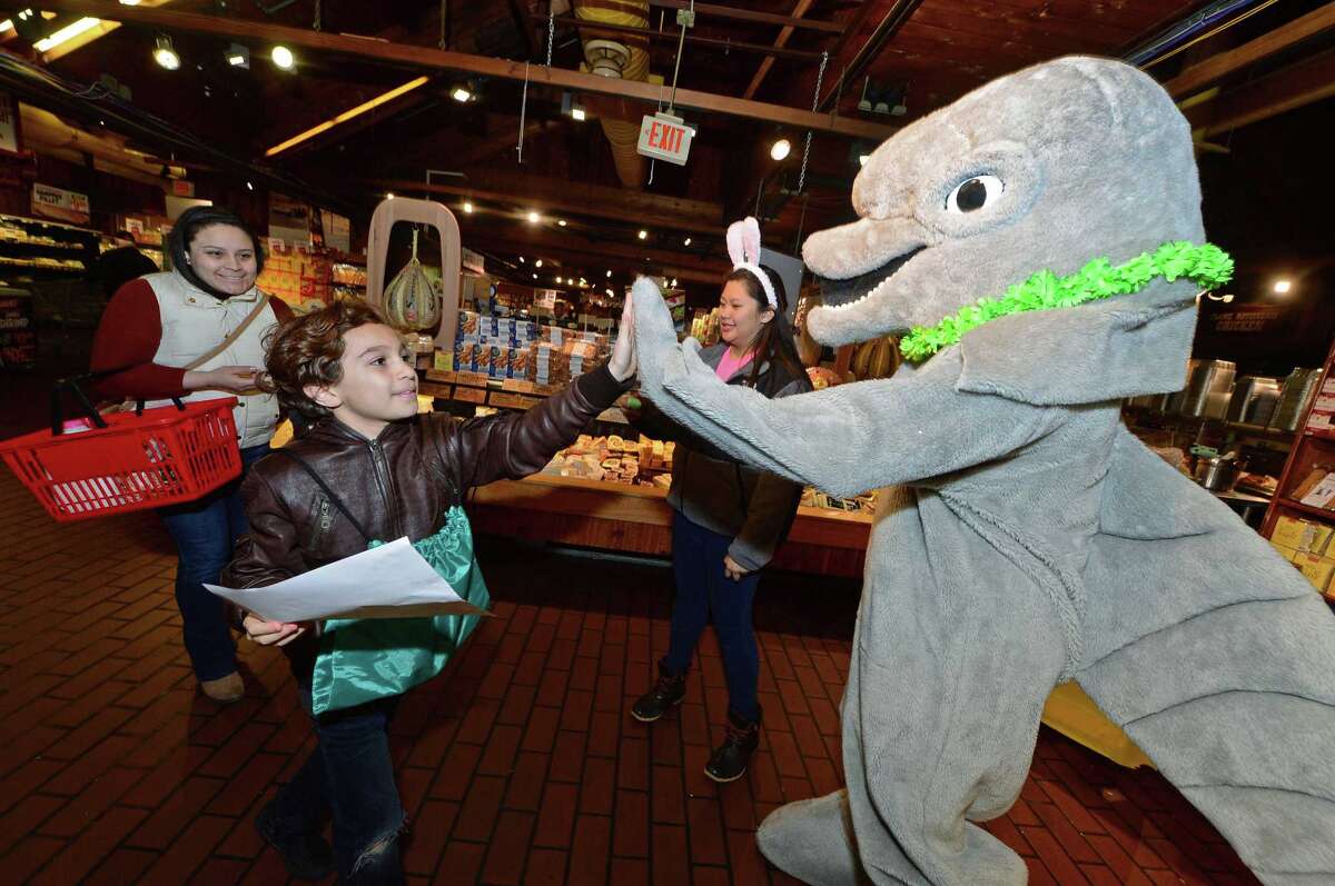 Stamford kids meet Easter Bunny at Stew Leonard’s EggsTravaganza