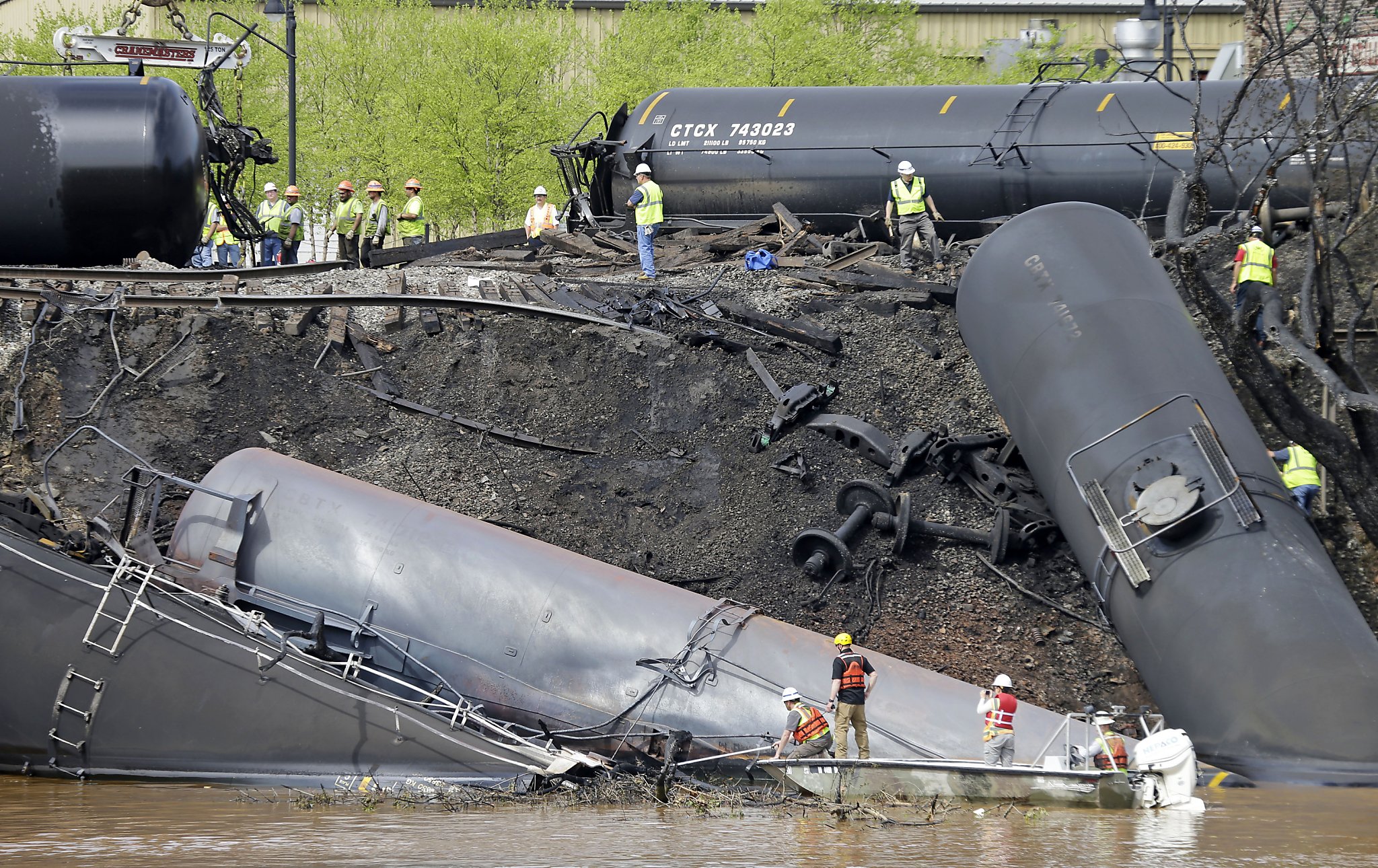 Thousands of defects found on oil-train routes
