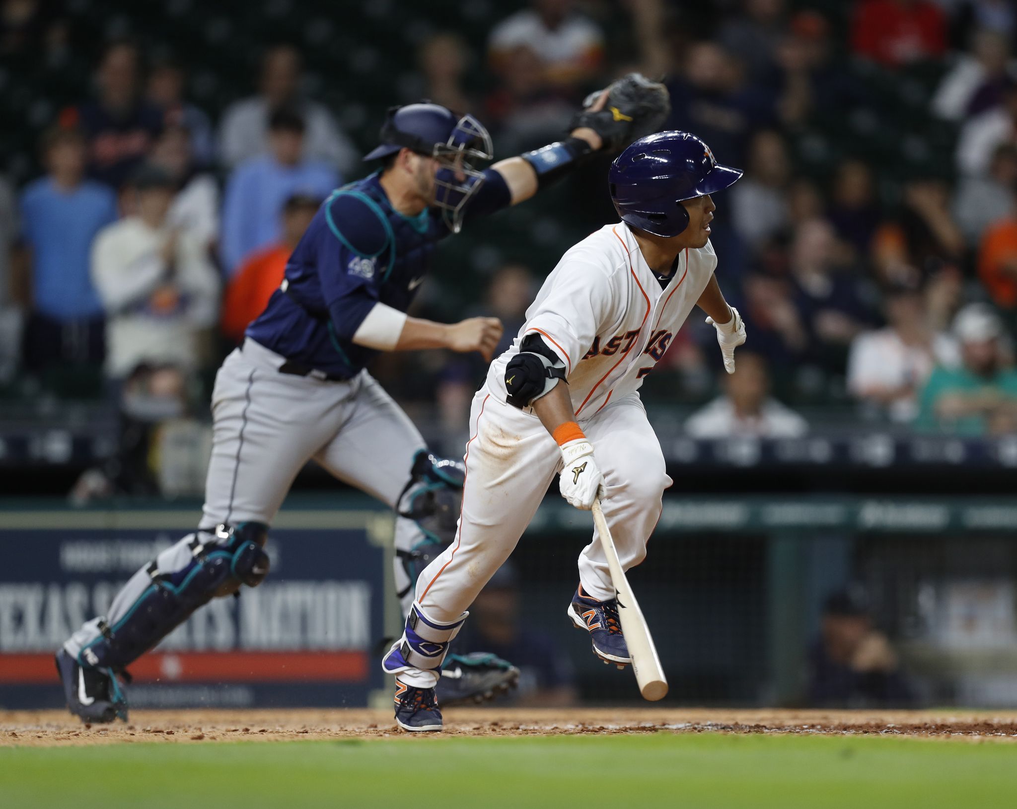 Evan Gattis flies out to right fielder Mitch Haniger.