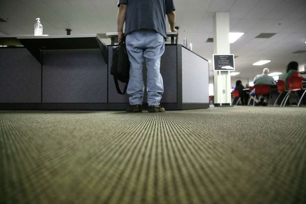 Weekly applications for unemployment aid plunged 25,000 to a seasonally adjusted 234,000, the Labor Department said Thursday. The four-week average, a less volatile measure, dipped to 250,000.
