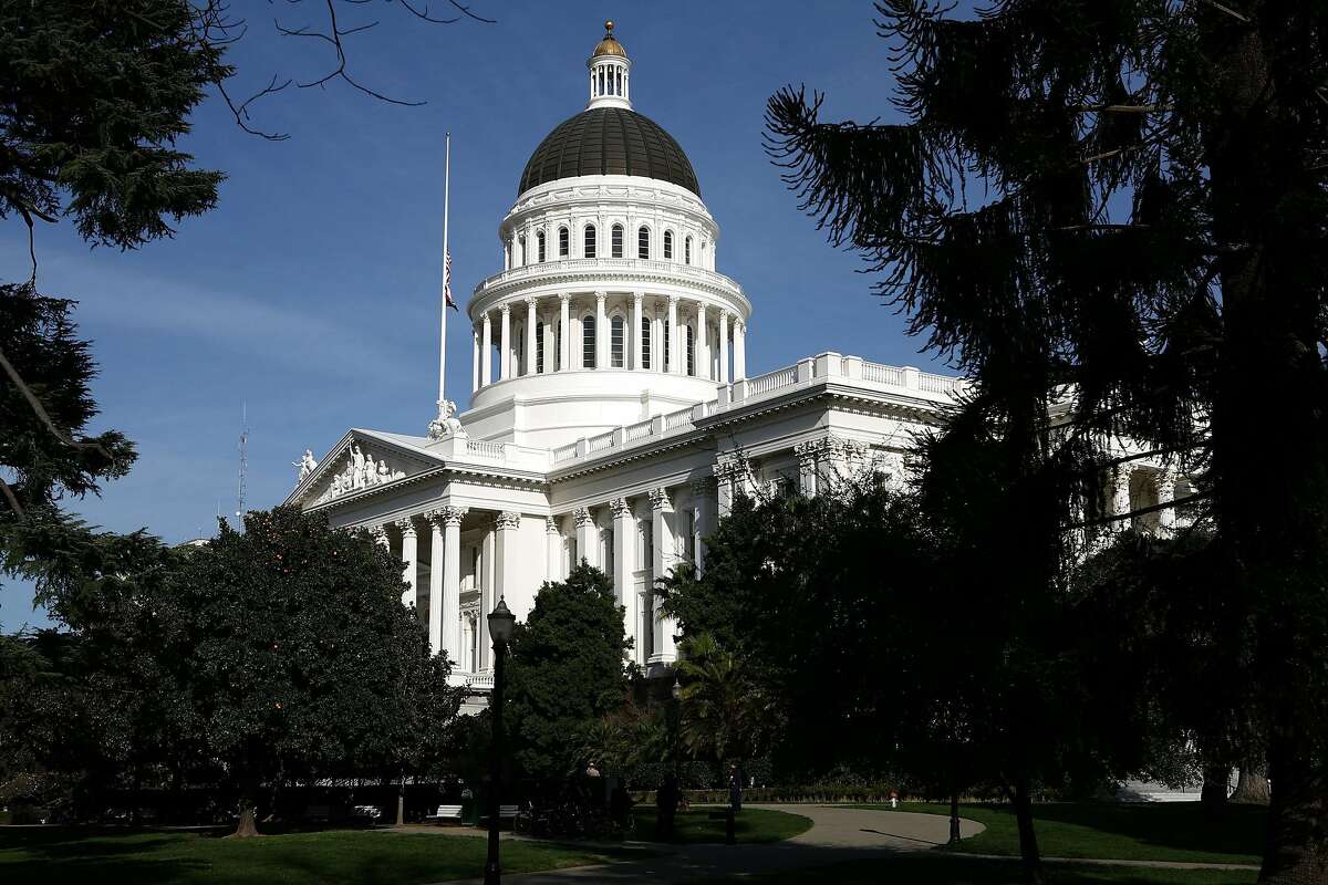 加利福尼亚州萨克拉门托- 2月19日:2009年2月19日在加利福尼亚州萨克拉门托的加利福尼亚州议会大厦的视图。经过几天的争论，加利福尼亚州参议院获得了必要的三分之二多数，通过了410亿美元的预算，参议员阿贝尔·马尔多纳多(R-Santa Maria)打破党派界限，投票支持该预算。(图片来源:Justin Sullivan/Getty Images)