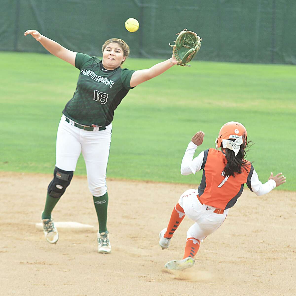 Daniela Ibañes and the Lady Longhorns swiped an upset Friday over second-place San Antonio Southwest winning 5-2 at the SAC.