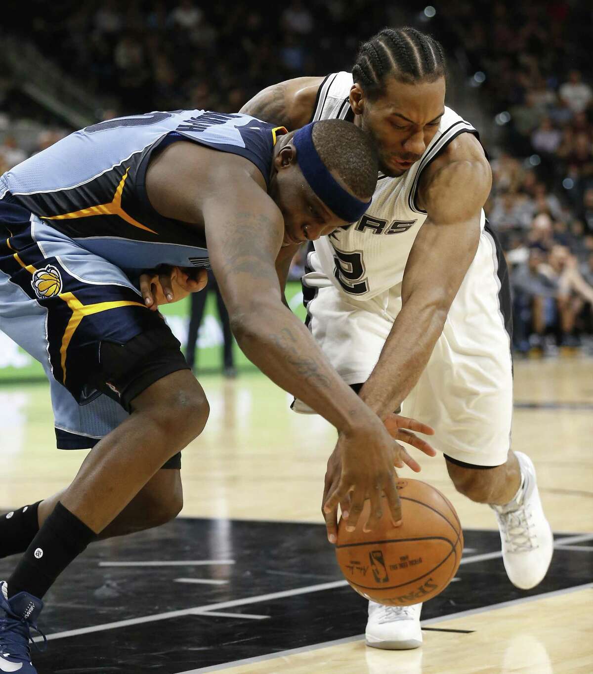 Spurs’ Kawhi Leonard (2) and the Memphis Grizzlies’ Zach Randolph (50) collide going for loose ball at the AT&T Center on April 4, 2017.