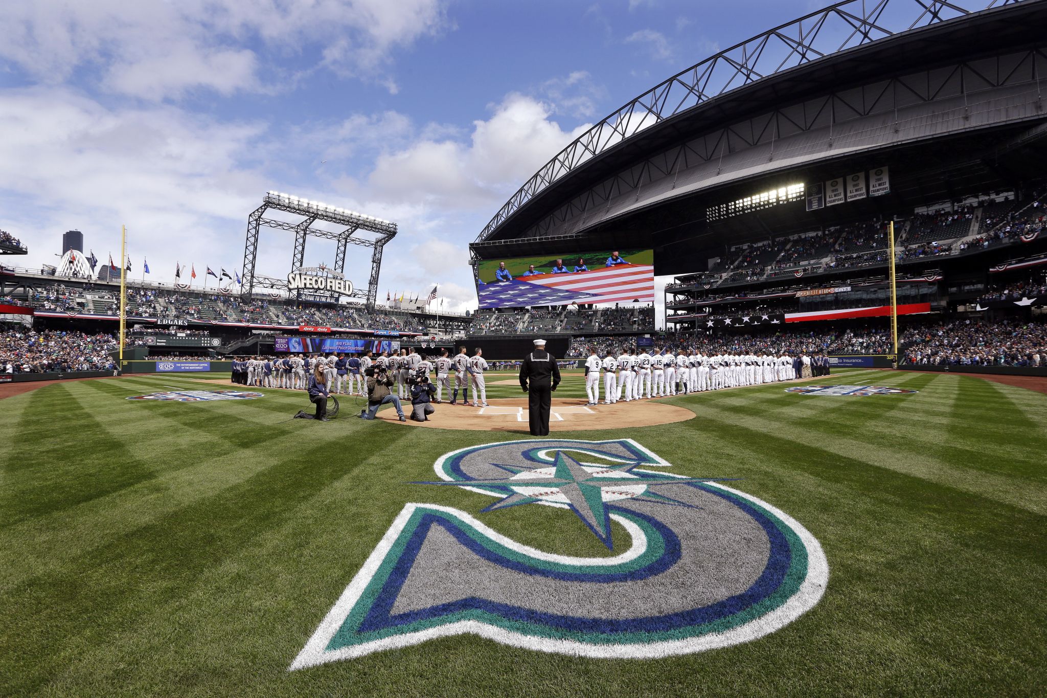 Mariners ride Opening Day excitement to shutout win over Astros