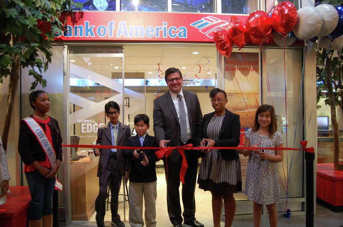 City Council Member Rayven Toca, Raj Damani, Peyton King, Bank of America Merrill Lynch Regional Executive Levi Solmose, Sydney Lacy, and Isabella Hernandez join the ribbon cutting followed by burst of confetti cannons. A new Bank of American Financial Center was opened on April 9.